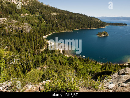 Blick auf Gebirge und schönen Farben der ruhigen Emerald Bay und seine Insel am Lake Tahoe in Kalifornien, USA. Stockfoto