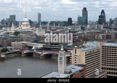 Panoramablick von der Londoner St. Pauls Kathedrale, Blackfriars Bridge, Swiss Re, Nat Westturm und der OXO-Gebäude zeigt. Stockfoto