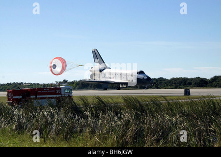 Space Shuttle Atlantis entfaltet seine Drag-Rutsche nach der Landung am Kennedy Space Center, Florida. Stockfoto