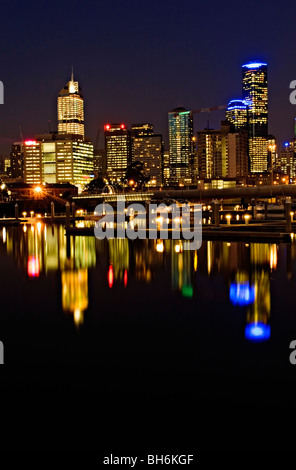 Melbourne Cityscape / The City of Melbourne Skyline gesehen in der Nacht von Melbourne Docklands / Melbourne Victoria Australien. Stockfoto