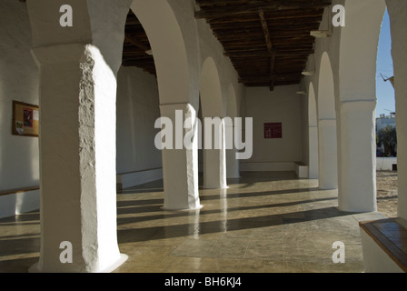 Detailansicht von Arcade und Hof der Kirche Sant Carles de Peralta, Ibiza, Spanien Stockfoto