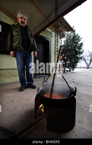 Ein Kessel Gulasch kochen im Hof eines Hauses in Ungarn Stockfoto