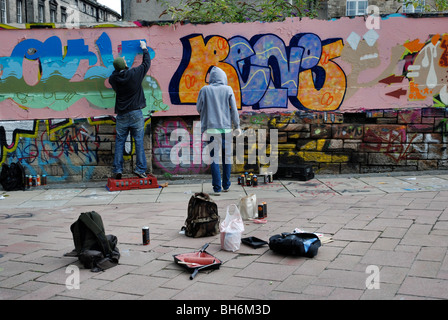 Graffiti-Maler arbeiten auf den rechtlichen Brettern in Potterrow Edinburgh Stockfoto