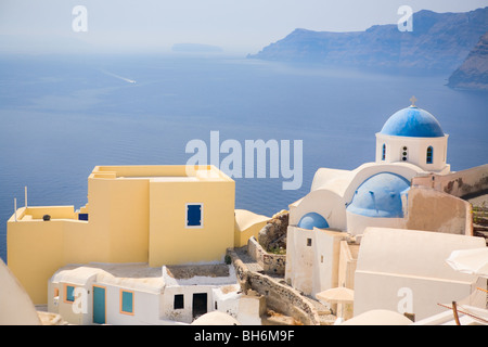 Blaue Kuppelkirche in Oia mit Blick auf die spektakulären Caldera, die Umgebung der wunderschönen Insel Santorini, Griechenland Stockfoto