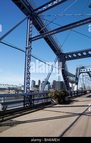 Newport South Bank lila Menschen Brücke über den Ohio River in Cincinnati Downtown. USA Stockfoto