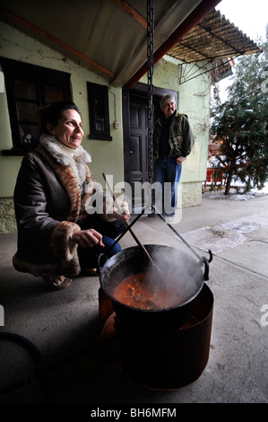 Ein Kessel Gulasch kochen im Hof eines Hauses in Ungarn Stockfoto