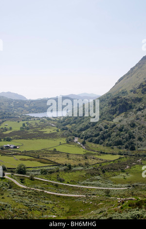 Ein Blick auf Llyn Gwynant von Nant Cynnyd von Snowdon oder Yr Wyddfa, Wales, UK. Stockfoto