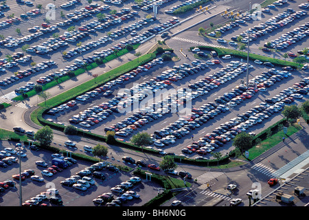 AUTOS IN EINEM SUPERMARKT-PARKPLATZ, LYON (69), FRANKREICH Stockfoto