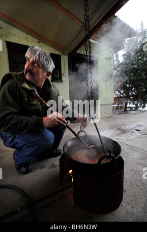 Ein Kessel Gulasch kochen im Hof eines Hauses in Ungarn Stockfoto