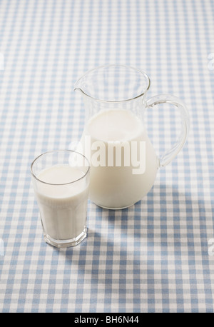 Ein Glas und einen Krug mit Milch gefüllt Stockfoto