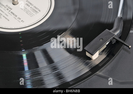 Blick hinunter auf eine LP auf einer Drehscheibe gespielt wird Stockfoto