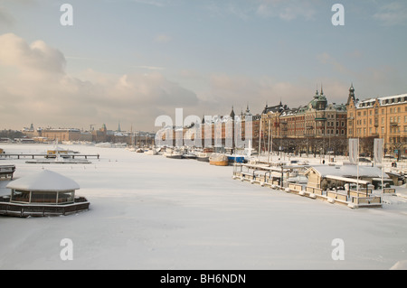 Blick auf das gefrorene Wasser, Blickrichtung, Stockholm, mit Schnee bedeckt Stockfoto