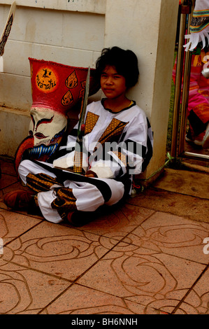 Mädchen mit Maske, wobei eine Pause, Phitakon Festival (pi ta Khon), Dansai, Loei, Nord-Ost-Thailand Stockfoto