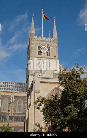 Der Turm der Southwark Cathedral am Südufer der Themse, London, UK. Stockfoto