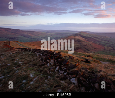 Blick über den großen Verbindungsgrat von Mam Tor, Peak District National Park, Derbyshire, England Stockfoto