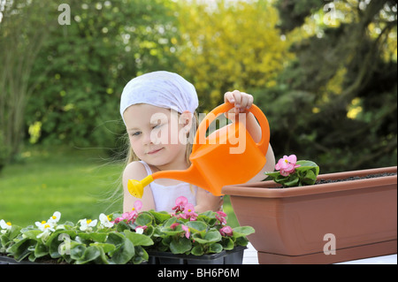 Kleine Mädchen Bewässerung Blumen Stockfoto