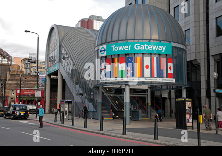 Eingang zur Station Tower Gateway Docklands Light Railway (DLR), London, UK. Stockfoto