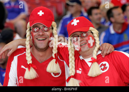 Schweizer Fußball-Fans mit aufgemalten Gesichtern auf der Tribüne in 2006 Fußball Weltmeisterschaft Stockfoto