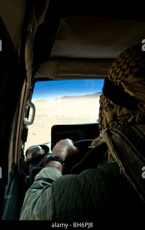 Eine Ägyptische Wüste Safari Guide fährt eine off-road 4x4 land cruiser jeep Route durch den Gilf Kebir Region der Sahara, die Westliche Wüste, Ägypten. Stockfoto
