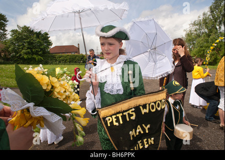 Pett Holz May Queen-Mitglieder und Mütter warten im Regen für th-Prozession an Pratt Unterseite Stockfoto