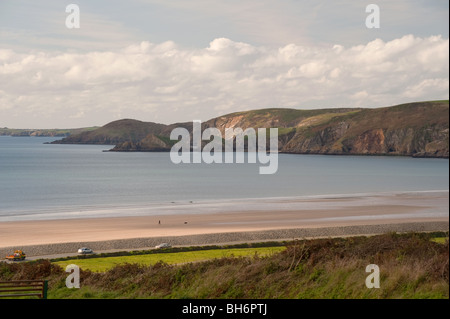 Blick vom Newgale Sands über St Brides Bay Stockfoto