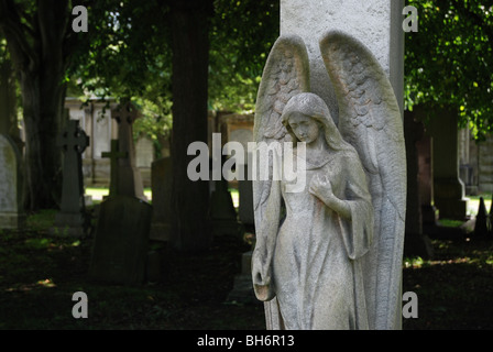 Geflügelte Engel in der Dean Cemetery Edinburgh Stockfoto