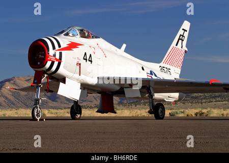 FJ-4 b Wut sitzt auf dem Rollfeld in der Morgensonne im Stead Field in der Nähe von Reno, Nevada. Stockfoto