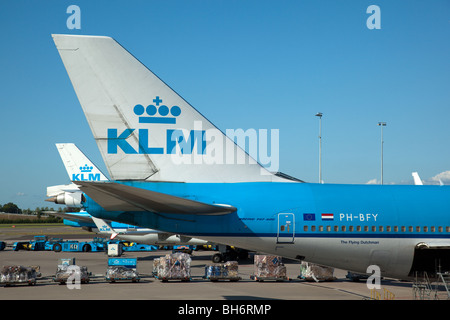 KLM Boeing 747-400 an Toren am Flughafen Schiphol, Amsterdam, Niederlande Stockfoto