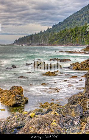 Zerklüftete Küste und Wave Aktion entlang der Westküste am Kap Palmerston, Nordinsel Vancouver, Vancouver Island, British C Stockfoto