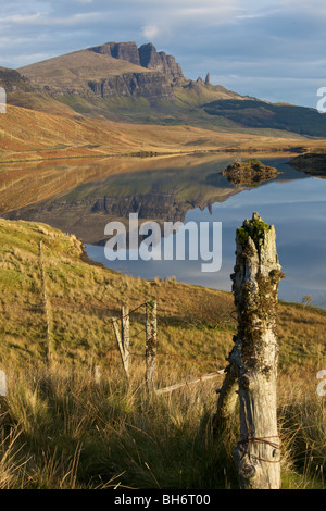 Der Old Man of Storr spiegelt sich in Loch Fada, Isle Of Skye, Schottland Stockfoto