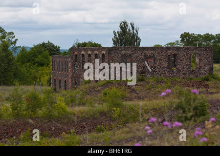 Altes verlassenes Haus Quincy Mine Hancock Upper Peninsula Michigan in den USA zerstörte Landschaft Vorderansicht Hintergrund niemand waagerecht hochauflösend Stockfoto