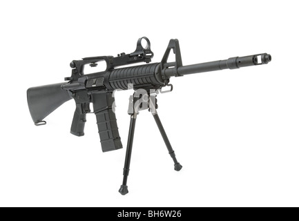 Military-Stil-Maschinengewehr auf Zweibein montieren isoliert Stockfoto