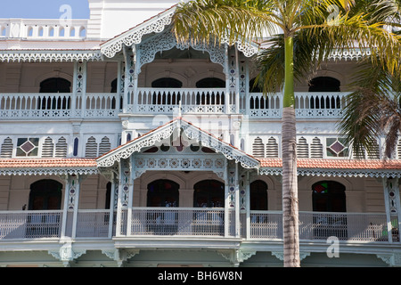 Stone Town, Sansibar, Tansania. Die alte Apotheke, oder Ithnasheri Apotheke, typisch für südasiatische Architektur auf Sansibar. Stockfoto