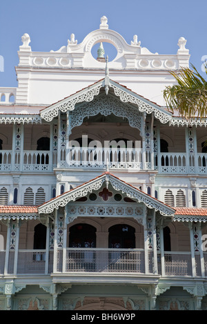 Stone Town, Sansibar, Tansania. Die alte Apotheke, oder Ithnasheri Apotheke, typisch für südasiatische Architektur auf Sansibar. Stockfoto