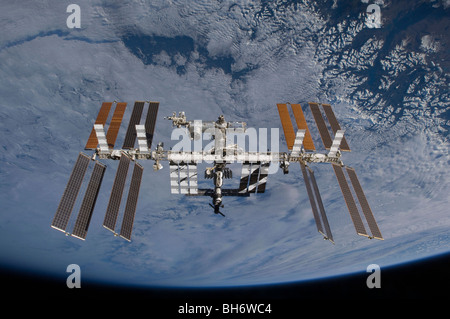 25. November 2009 - bedeckt internationale Raumstation entstand vor dem Hintergrund einer Wolke Erde. Stockfoto