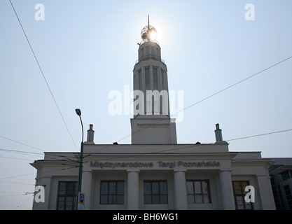 Der Turm von der internationale Messe Poznan wo viele Veranstaltungen in der Stadt Posen gehalten werden Stockfoto