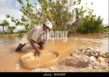 Mann für Diamanten in Kono Sierra Leone Bezirk schwenken Stockfoto