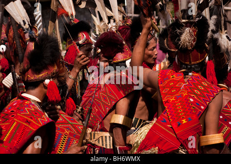 Konyak Männer traditioneller Tanz, Mo District, Nagaland Stockfoto