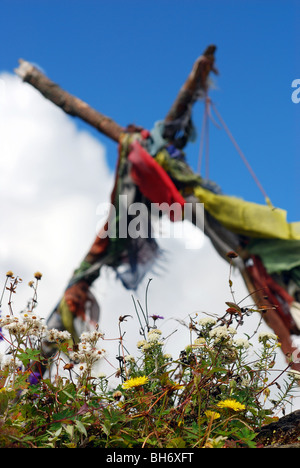 Gebet-Flaggen-Streamer unter blauem Himmel Stockfoto