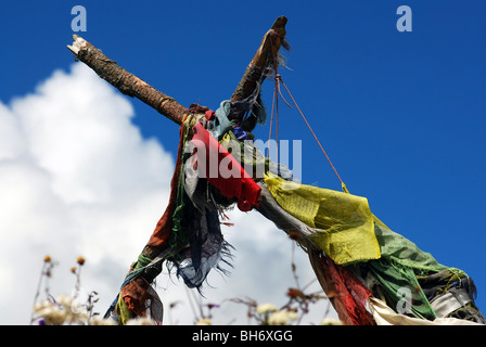 Gebet-Flaggen-Streamer unter blauem Himmel Stockfoto