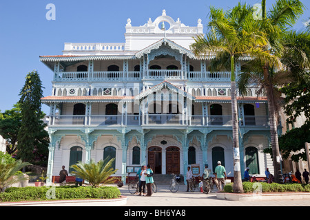 Stone Town, Sansibar, Tansania. Die alte Apotheke, oder Ithnasheri Apotheke, typisch für südasiatische Architektur auf Sansibar. Stockfoto