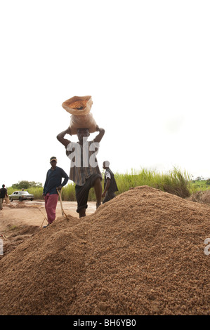 Männer, die Bereitstellung von Kies für Diamant Bergbau Kono Bezirk Sierra Leone Stockfoto