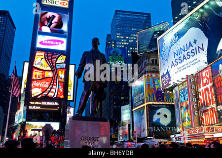 USA, New York City, Manhattan, Times Square, Neon-Leuchten in der Nacht Stockfoto