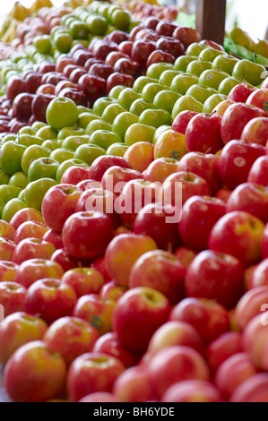 Äpfel am Obstmarkt Stockfoto