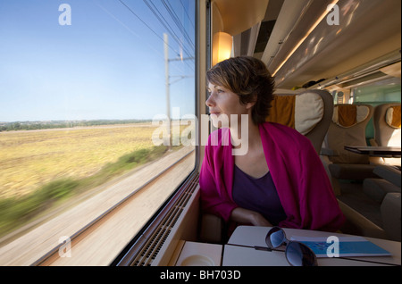 Eine Frau im Zug Stockfoto