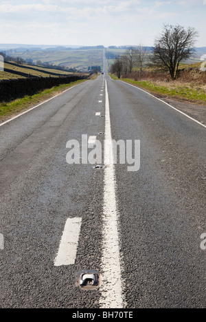 Lange gerade ruhige Landstraße im Northumberland National Park. Northumberland England UK Großbritannien. Stockfoto