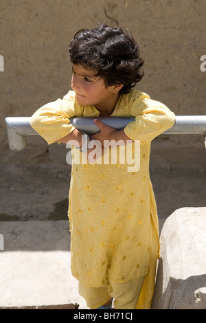 6 Jahre alte verwaiste Mädchen, betreut von einer Pflegemutter in der Innenstadt von Kabul-Afghanistan Stockfoto