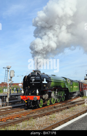 A1 Peppercorn Klasse "Tornado" Lok zieht aus einer Station mit dramatischen Dampf Dampf-Wolken in der Sonne. Stockfoto