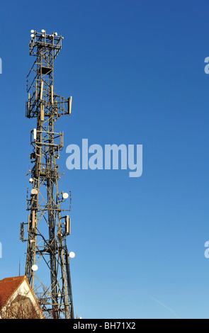 Handy- und Kommunikations-Turm gegen einen klaren blauen Himmel. Stockfoto