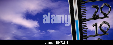 digitale Verbesserung - Wolken und celsius-Thermometer - Symbolik für Treibhauseffekt Stockfoto